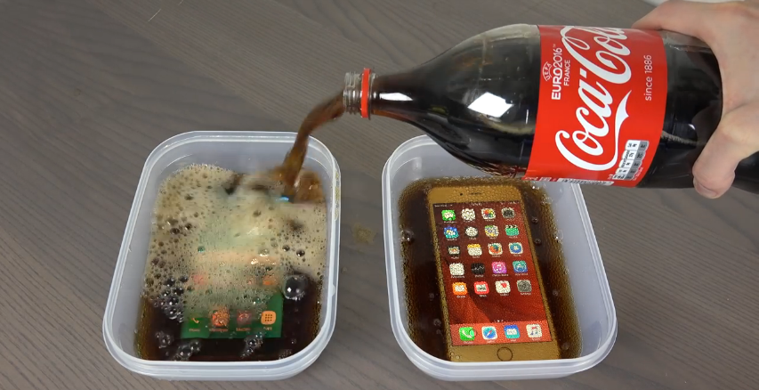 Samsung Galaxy S7 Edge vs. iPhone 6S Di Rendam Coca Cola dan Dimasukkan Kulkas Jadi Apa..3