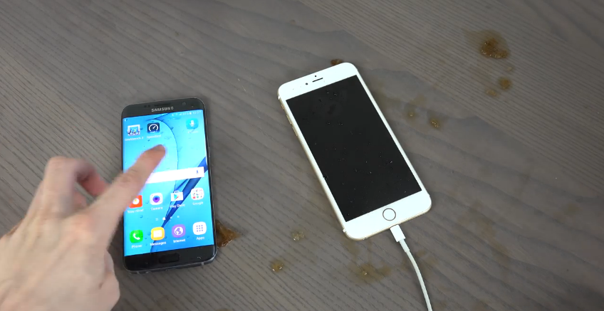 Samsung Galaxy S7 Edge vs. iPhone 6S Di Rendam Coca Cola dan Dimasukkan Kulkas Jadi Apa..14